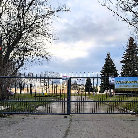 Baraczek Lotnisko Leszno Hostel Leszno  Εξωτερικό φωτογραφία
