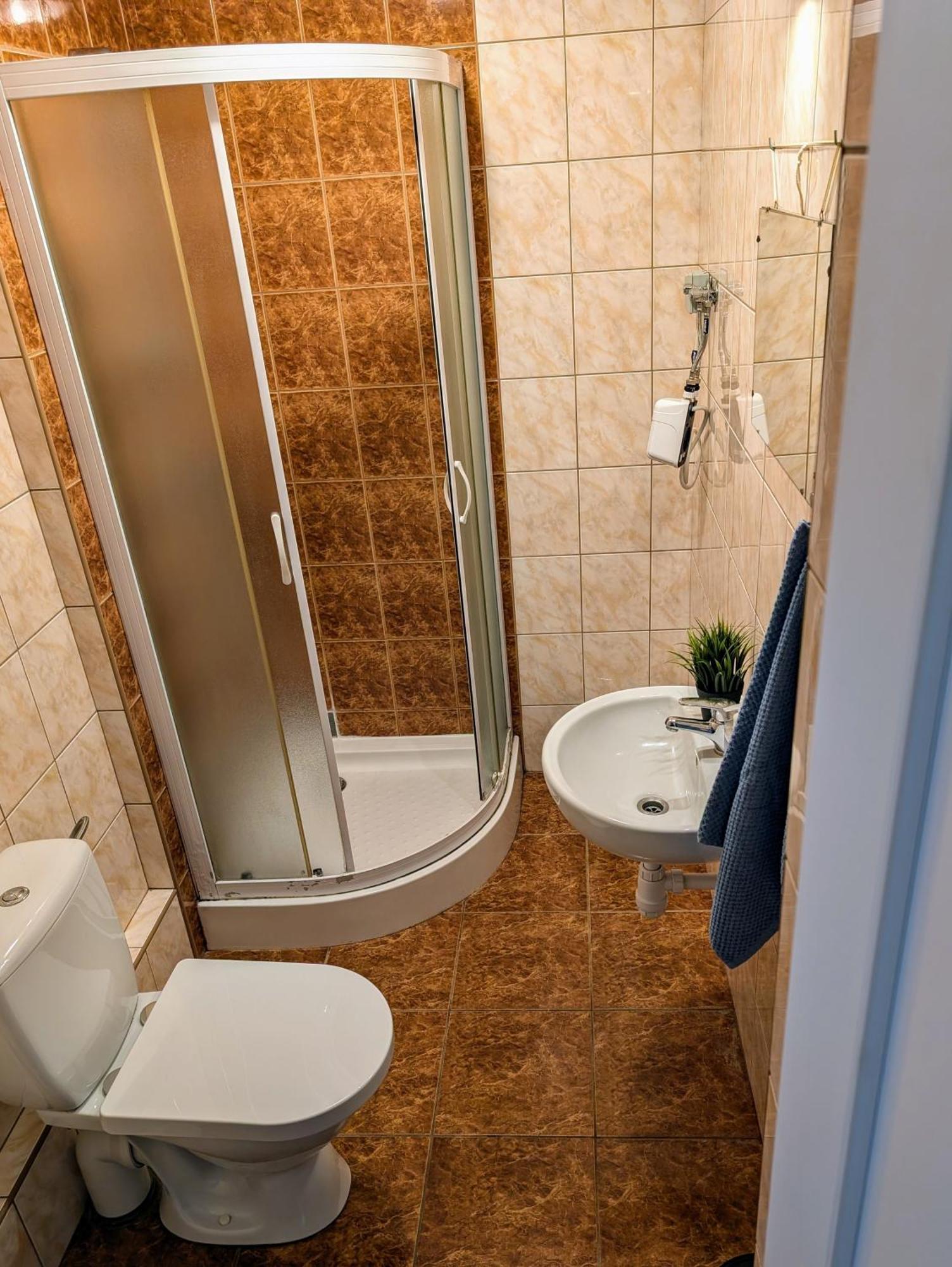 Baraczek Lotnisko Leszno Hostel Leszno  Εξωτερικό φωτογραφία