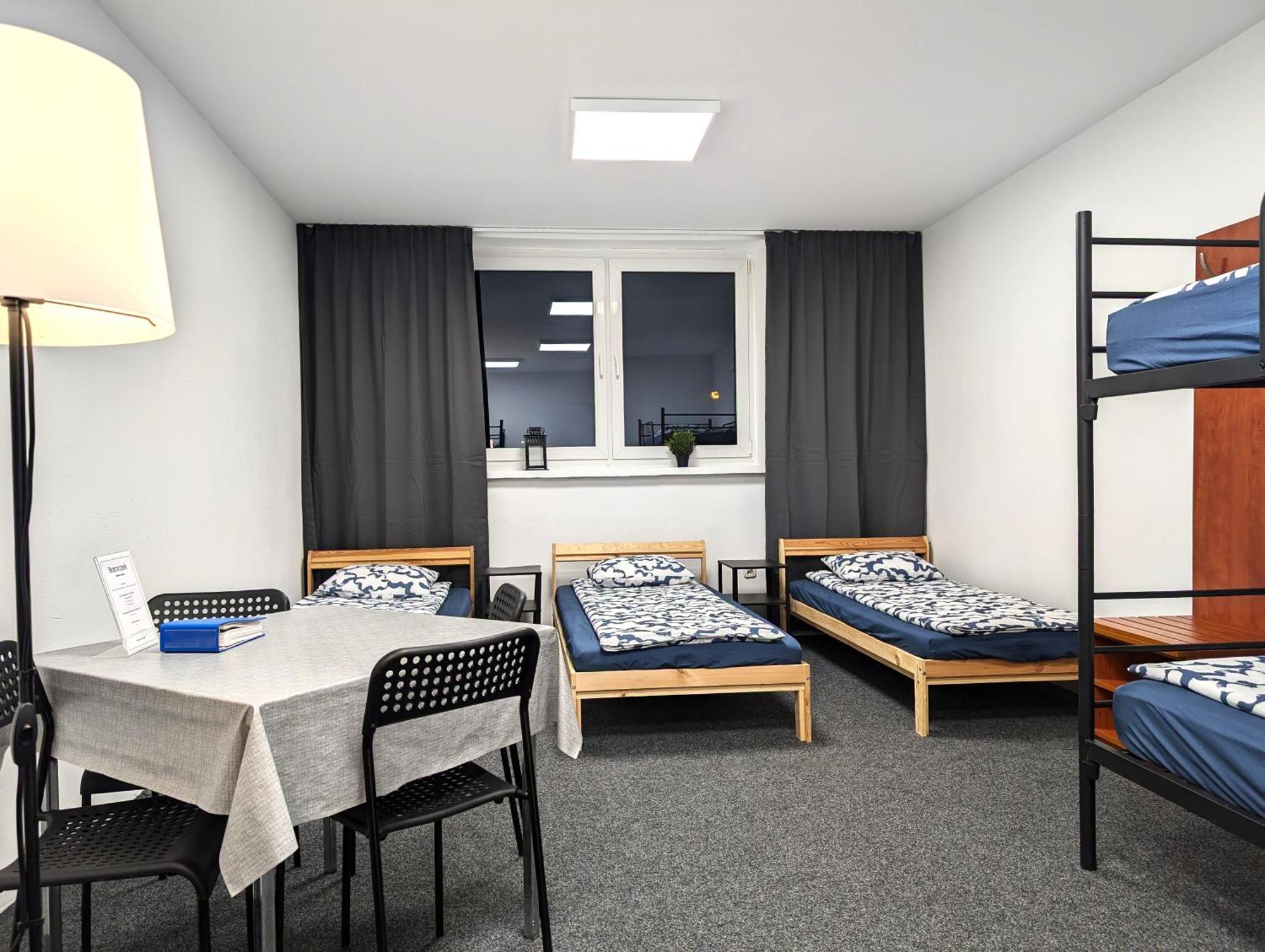 Baraczek Lotnisko Leszno Hostel Leszno  Εξωτερικό φωτογραφία